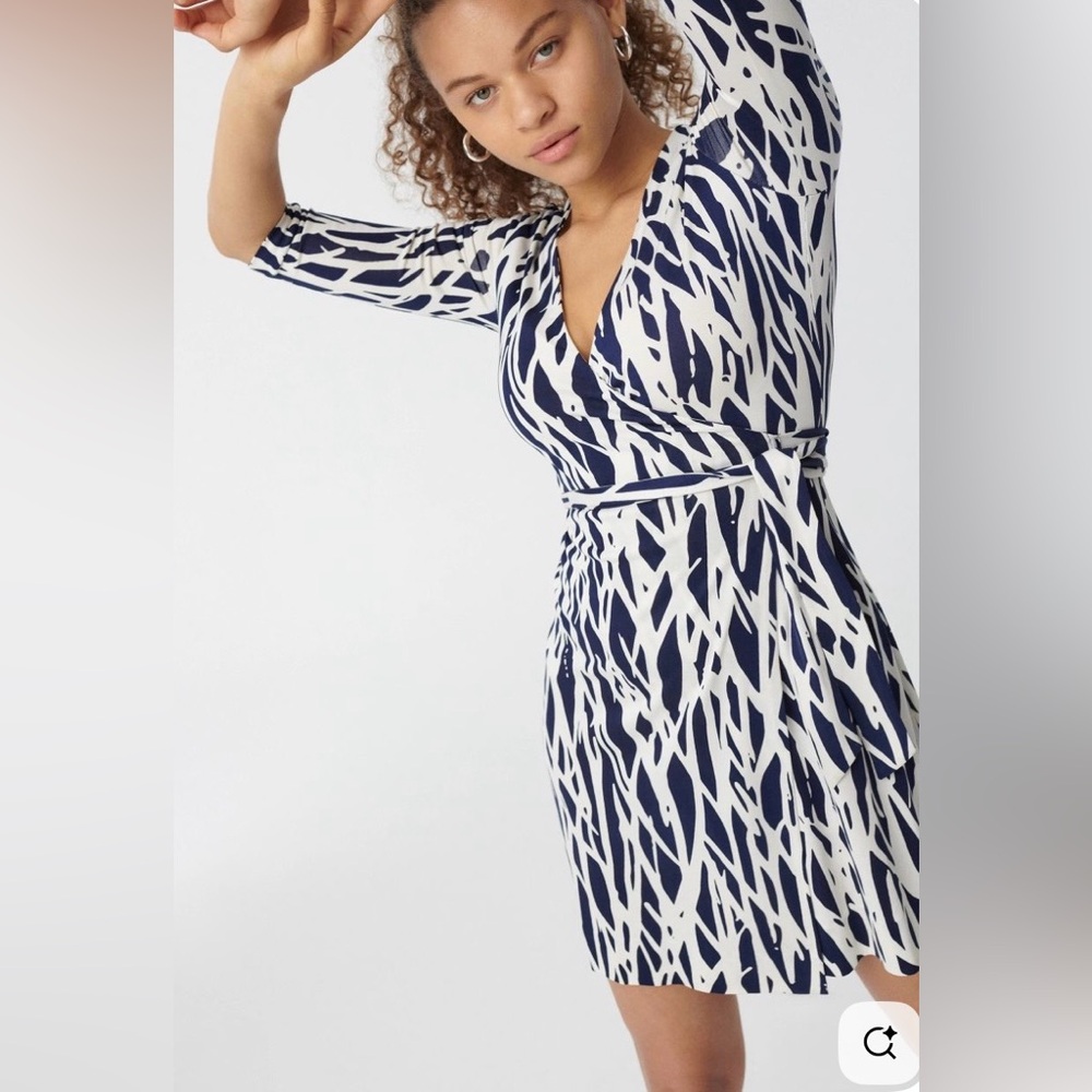 DVF Julian Wrap Dress NWOT.  Medium. Navy Twigs.